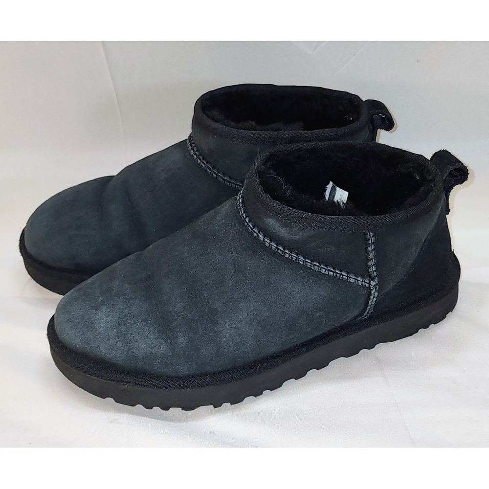 Beautiful UGG Women's Classic Ultra Mini Black‎  Boots- Size 8
